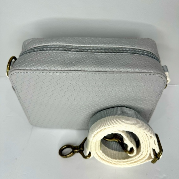 Thirty-One Boutique Crossbody Bag in Whisper Grey Basketweave - Picture 3 of 10